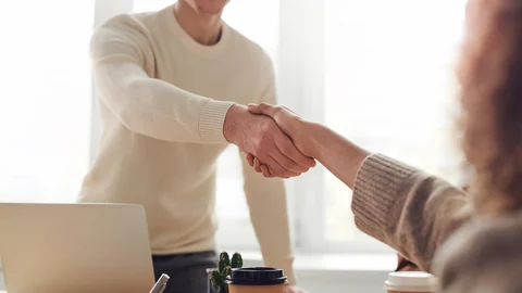 Reunión de consultoría con documentos sobre la mesa
