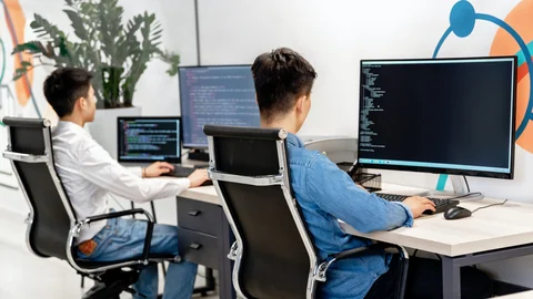 Equipo de desarrolladores trabajando en una oficina